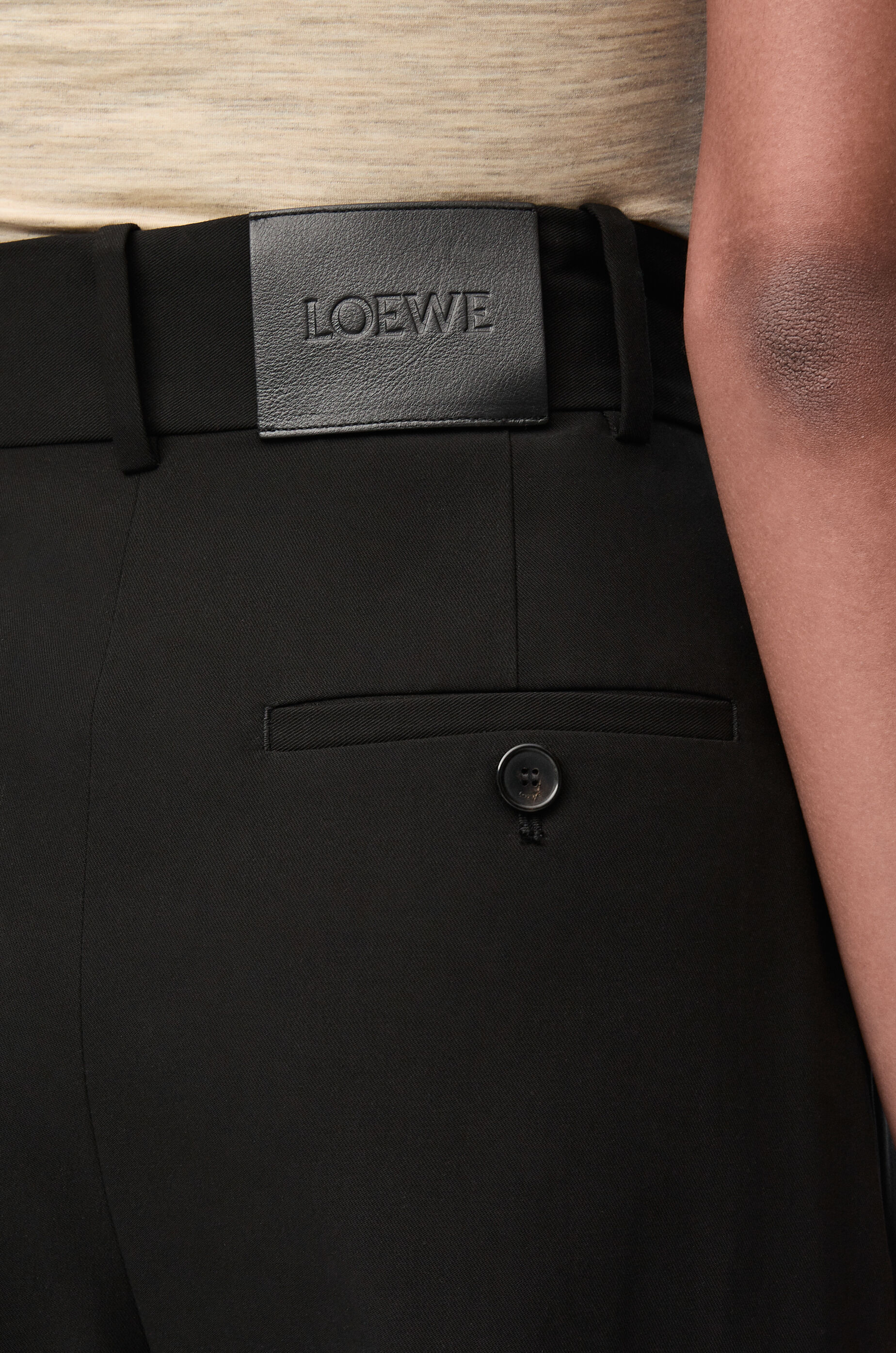 クロップド ラップ トラウザーズ（コットン） ブラック - LOEWE