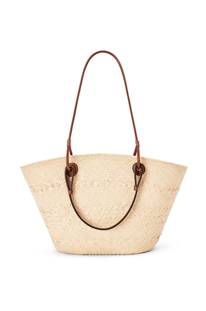 LOEWE Anagram Basket bag in iraca palm and calfskin 自然色/棕褐色 plp_rd