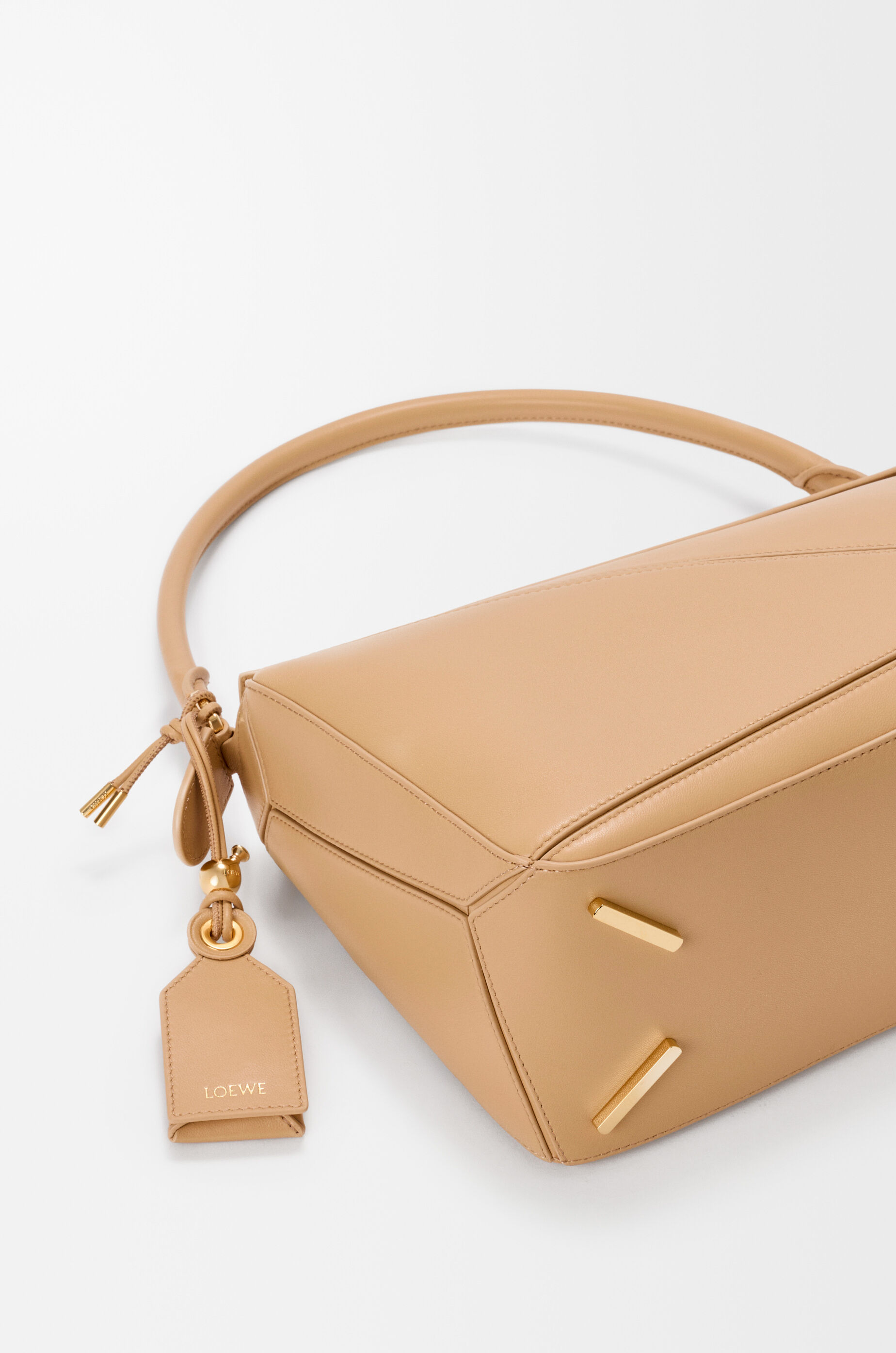 Medium Puzzle Featherlight bag in nappa lambskin Beige - LOEWE USA