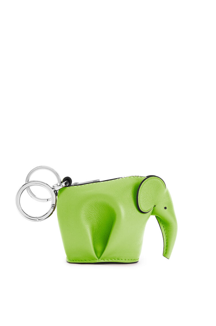 LOEWE Charm Elephant en piel de ternera clásica Verde Manzana pdp_rd