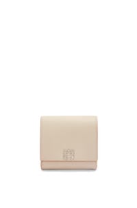 LOEWE Anagram compact flap wallet in pebble grain calfskin Light Ghost pdp_rd
