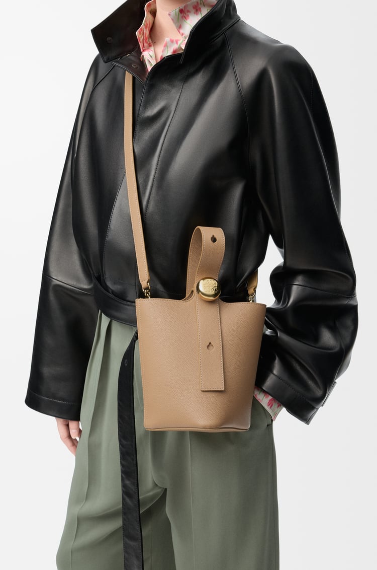 LOEWE Mini Pebble Bucket Bag aus weichem, genarbtem Kalbsleder Latte