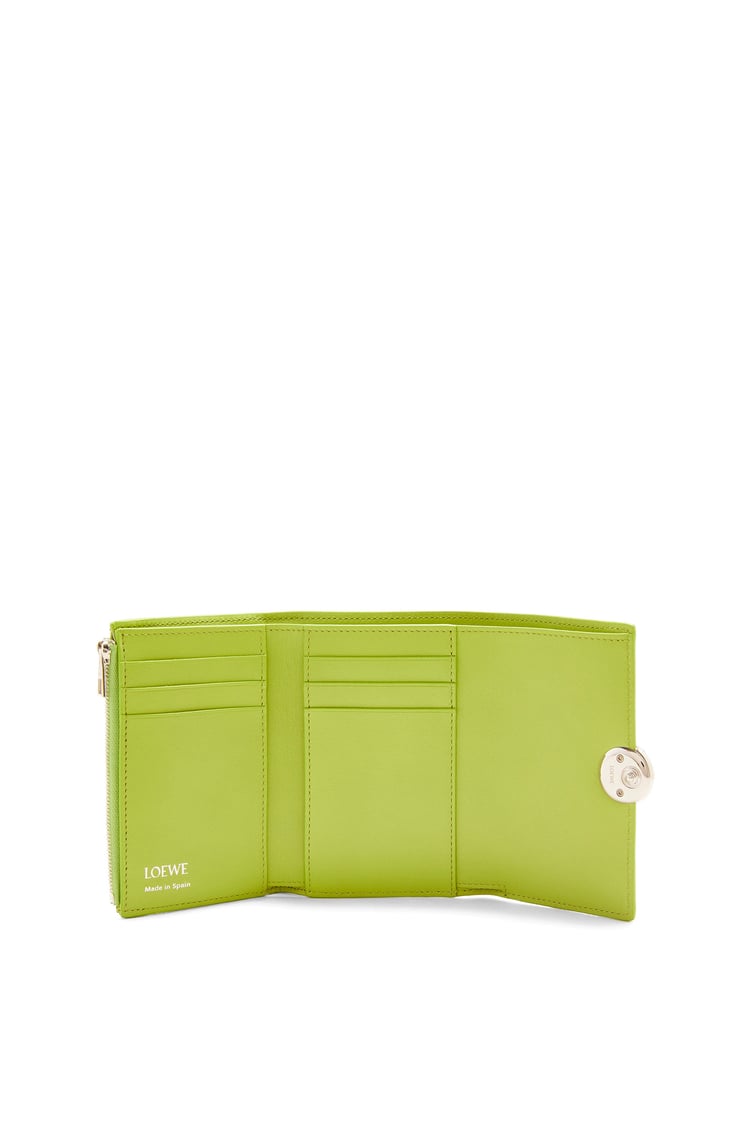 LOEWE ぺブル バーティカル ウォレット スモール（シャイニーナパカーフ） グリーンリーフ