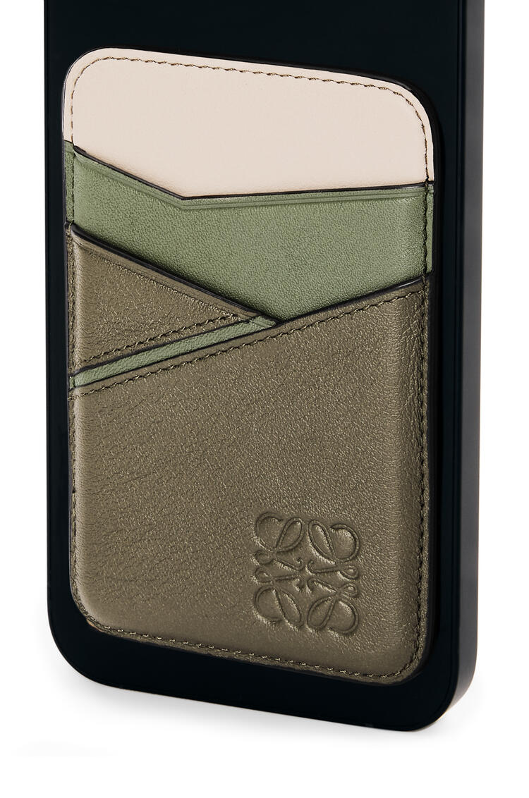 LOEWE Puzzle magnet cardholder in classic calfskin Autumn Green/Avocado Green pdp_rd