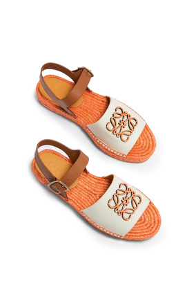 LOEWE 帆布和牛皮革 Anagram 草鞋 Natural/Tangerine plp_rd