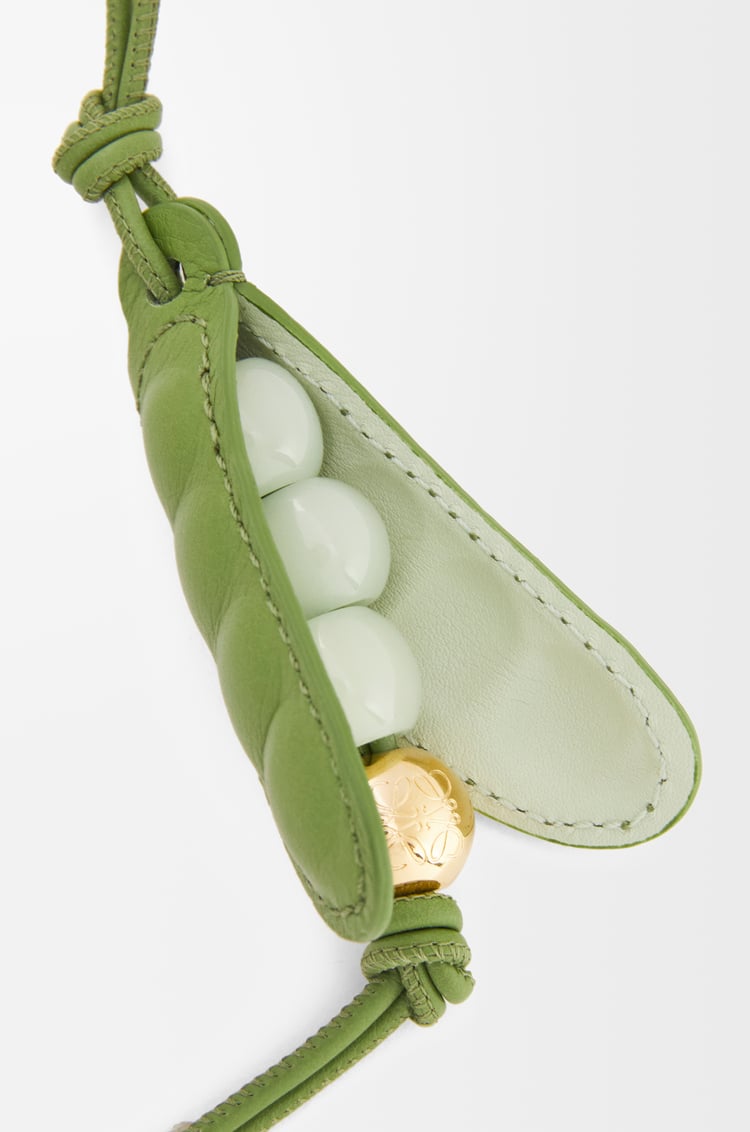 LOEWE Charm Pea pod en piel de ternera Verde Primavera/Jade