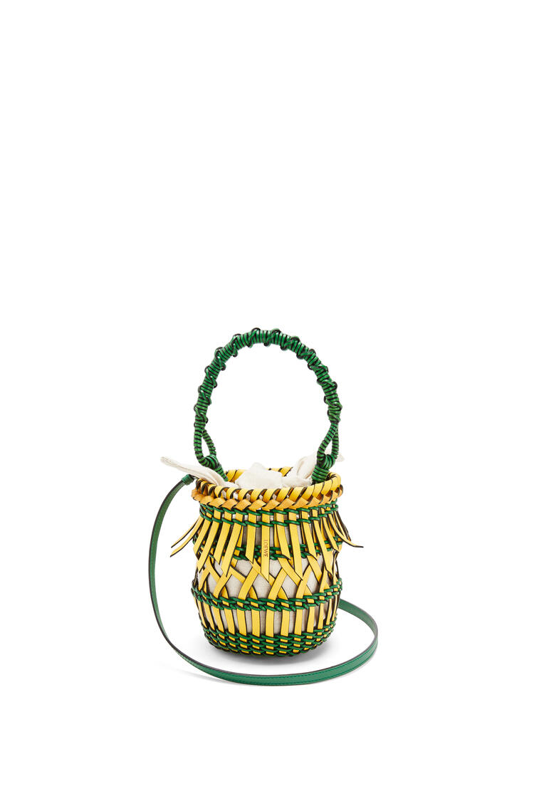 LOEWE Bolso Fringes Bucket pequeño en piel de ternera con flecos Amarillo/Verde pdp_rd