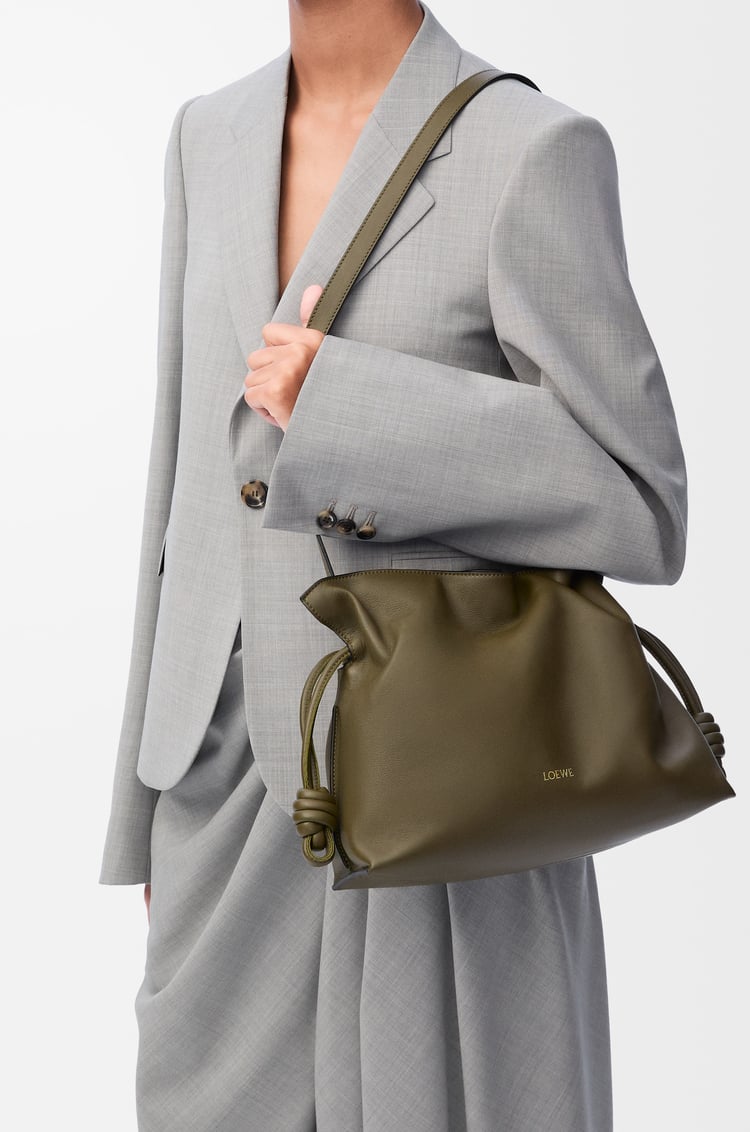 LOEWE Bolso Flamenco Clutch mediano en piel napa de ternera Verde Caqui Oscuro