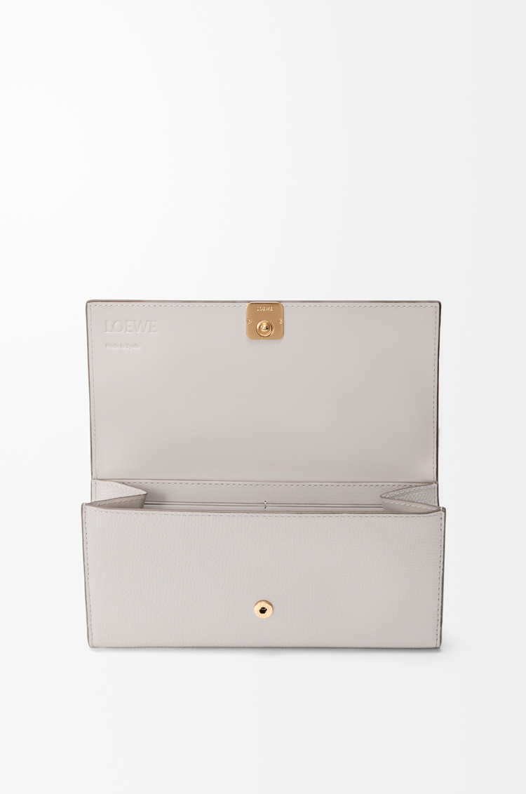 LOEWE Anagram Damenbörse aus Pebble Grain Kalbsleder Light Ghost