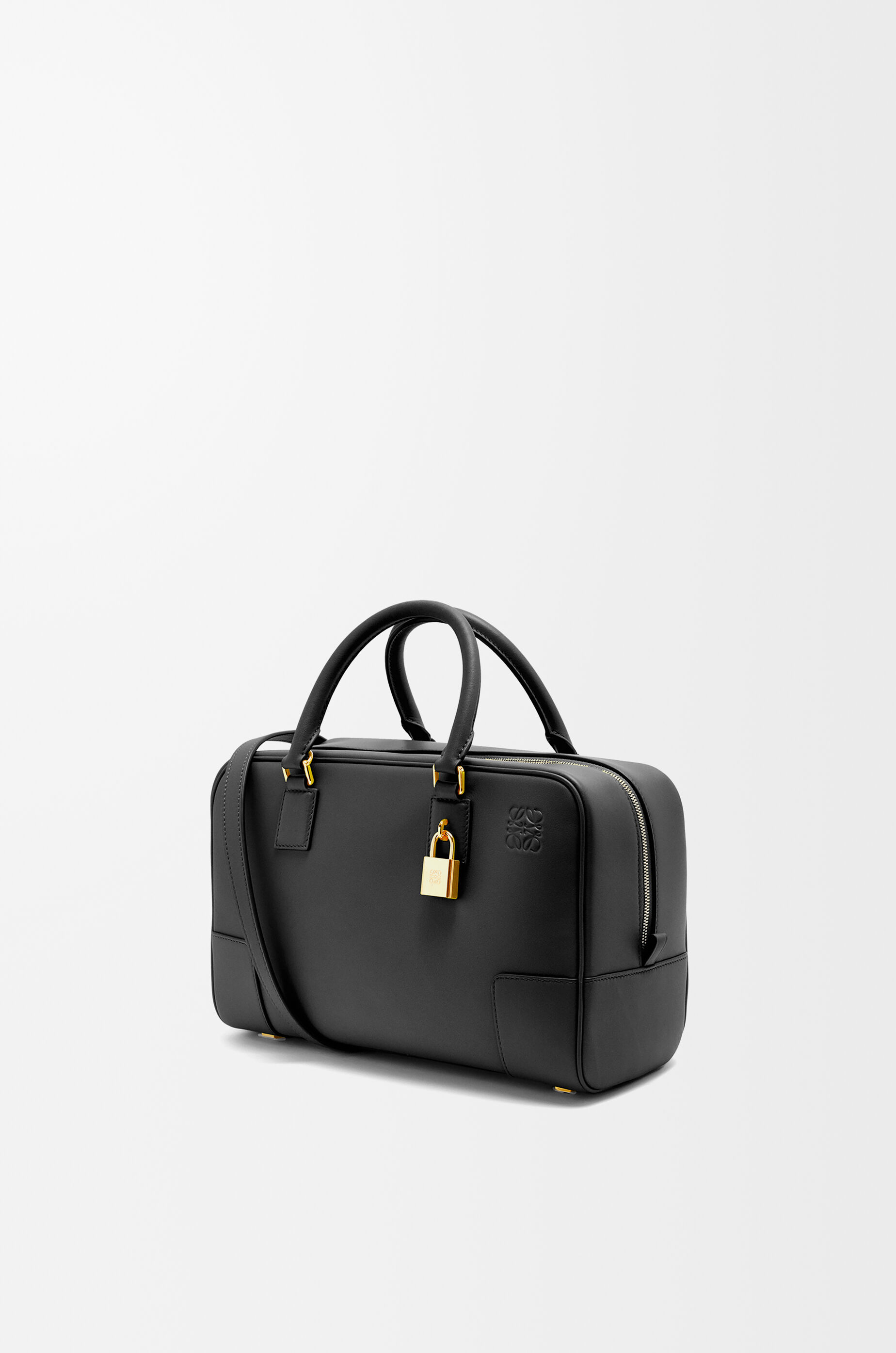 アマソナ28 バッグ（ナパカーフ） ブラック - LOEWE