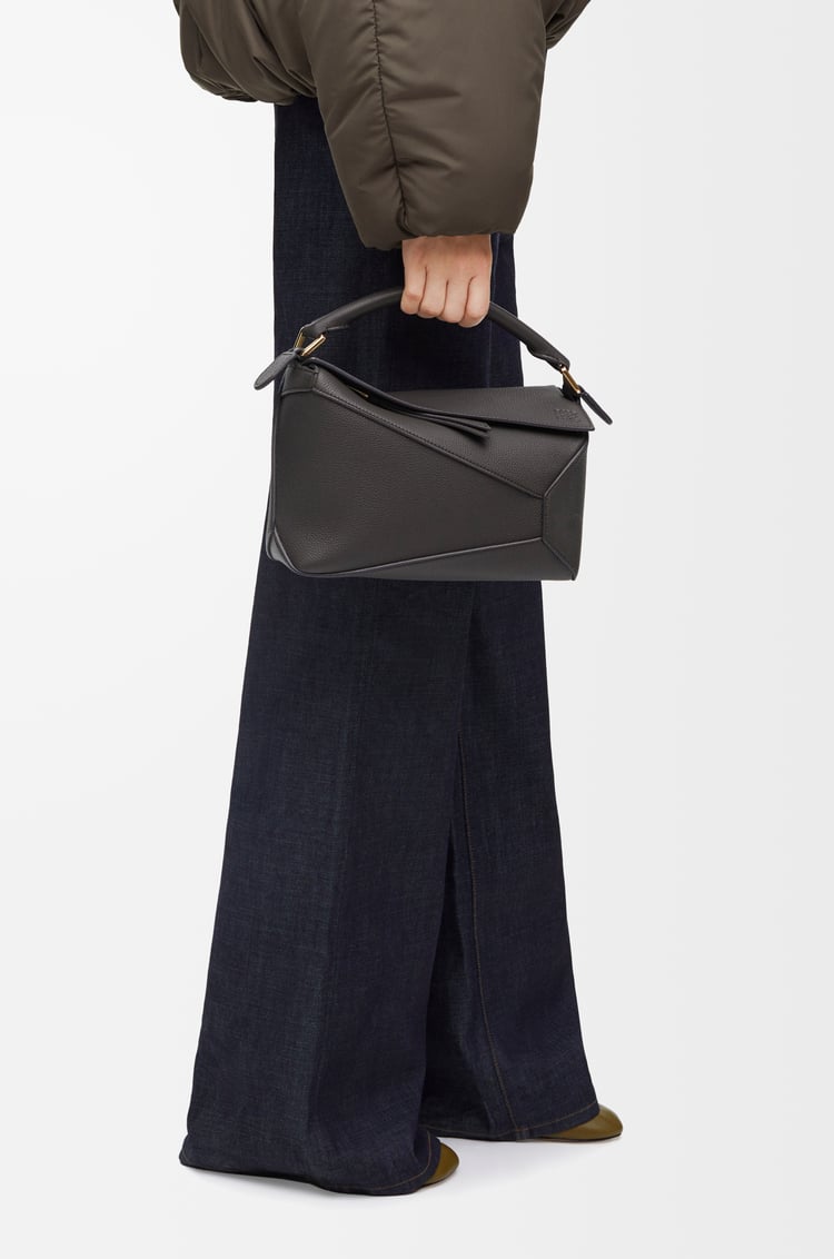 LOEWE Bolso Puzzle pequeño en piel de ternera Gris Oscuro
