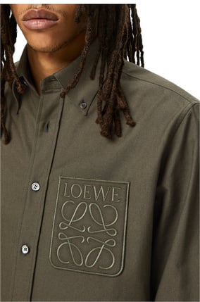 LOEWE Camisa en algodón con bolsillo y anagrama Verde Kaki