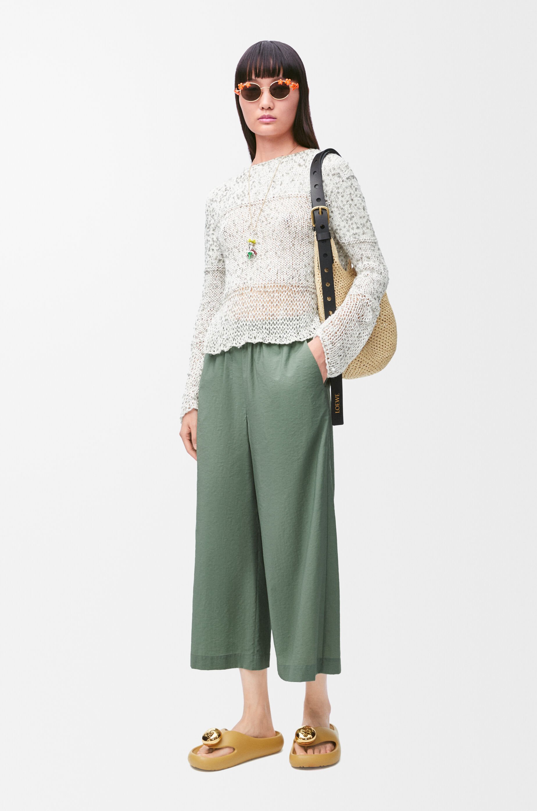 【好評にて期間延長】 クロップド トラウザーズ（コットンブレンド） LOEWE - グリーン パンツ