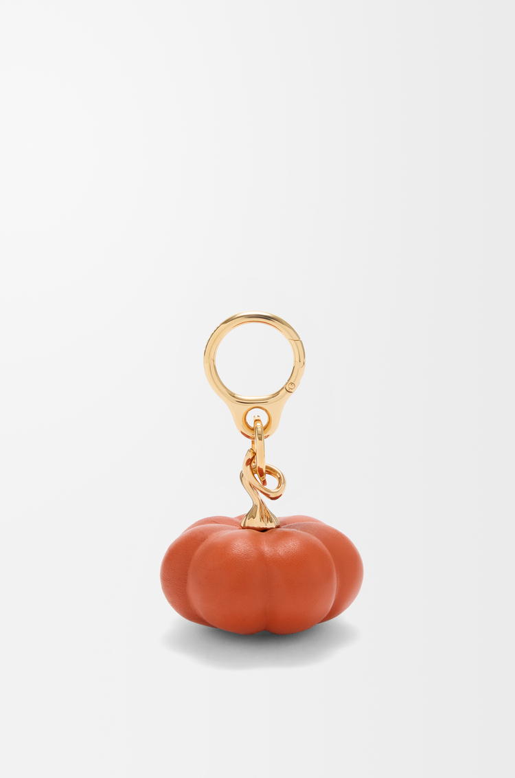 LOEWE Charm Pumpkin en piel de cordero Naranja/Dorado