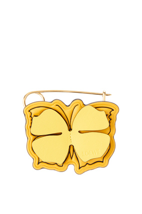 LOEWE Charm Butterfly en piel de ternera y metal Amarillo Mango plp_rd