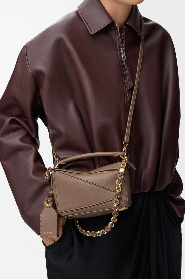 LOEWE 迷你納帕小羊皮 Featherlight Puzzle 包款 灰褐色