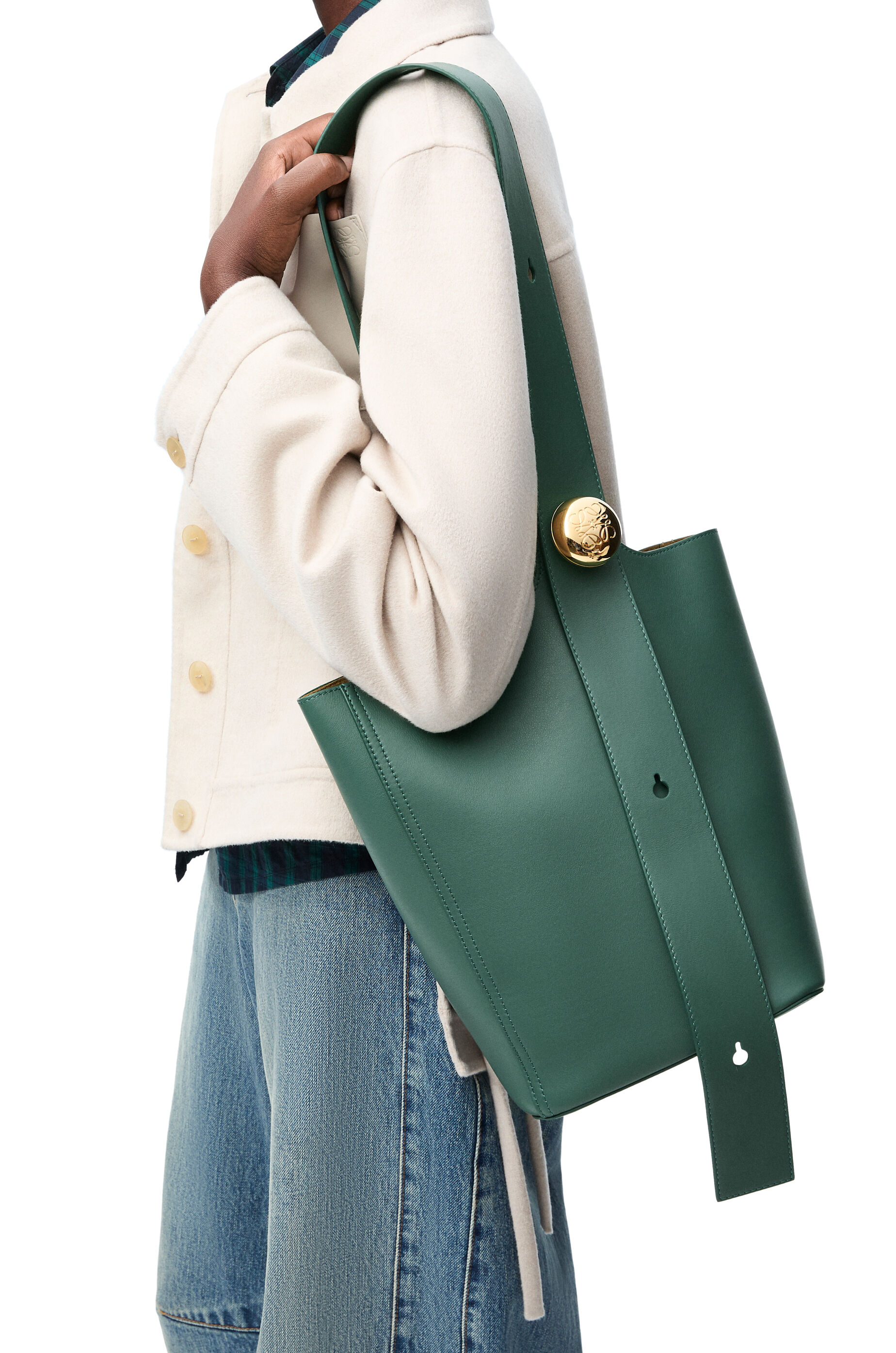 MittelgroBe Pebble Bucket Bag aus glattem Kalbsleder Vetiver LOEWE