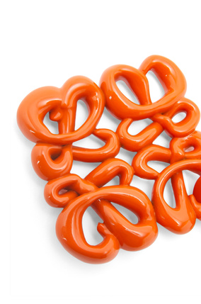 LOEWE Charm de anagrama inflado en metal Naranja