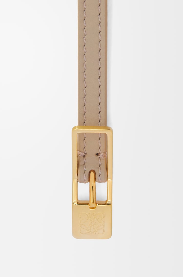 LOEWE Cinturón Amazona Padlock en piel de ternera Beige Empolvado/Dorado