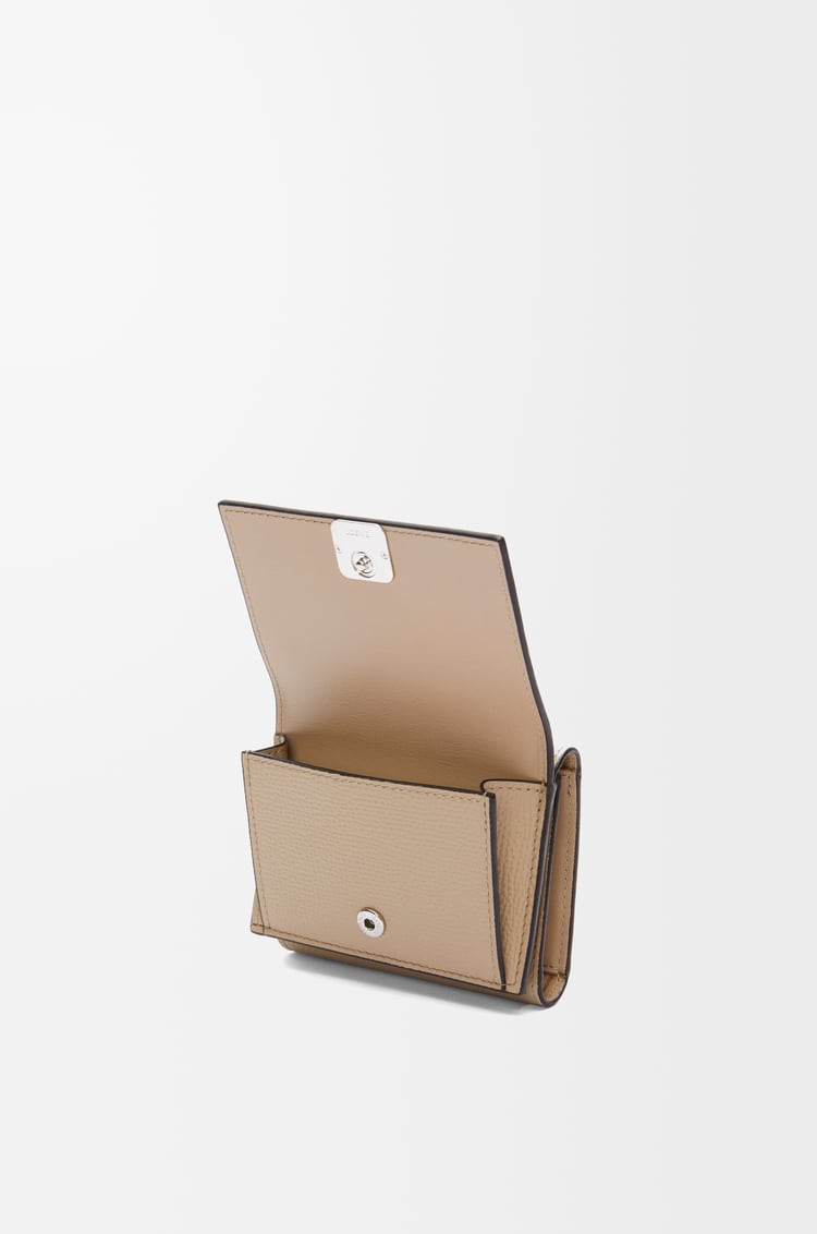 LOEWE アナグラム トライフォールド ウォレット（ペブルグレインカーフ） サンド