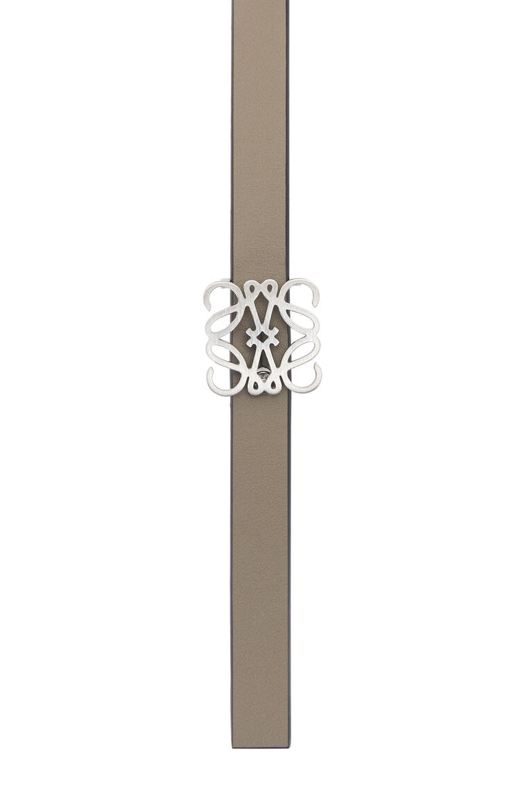 LOEWE Cinturón en piel de ternera lisa con anagrama Verde Laurel/Griz Ceniza/Palad