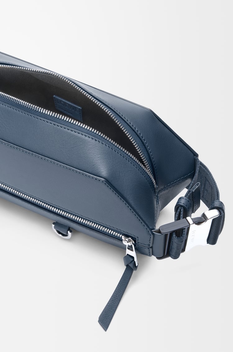 LOEWE Bolso bandolera Convertible en piel de ternera Tinte Índigo
