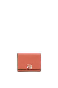 LOEWE Anagram square coin cardholder in pebble grain calfskin Pink Tulip pdp_rd