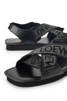 LOEWE LOEWE 提花布和牛皮革十字交叉凉鞋 黑色/灰色 plp_rd