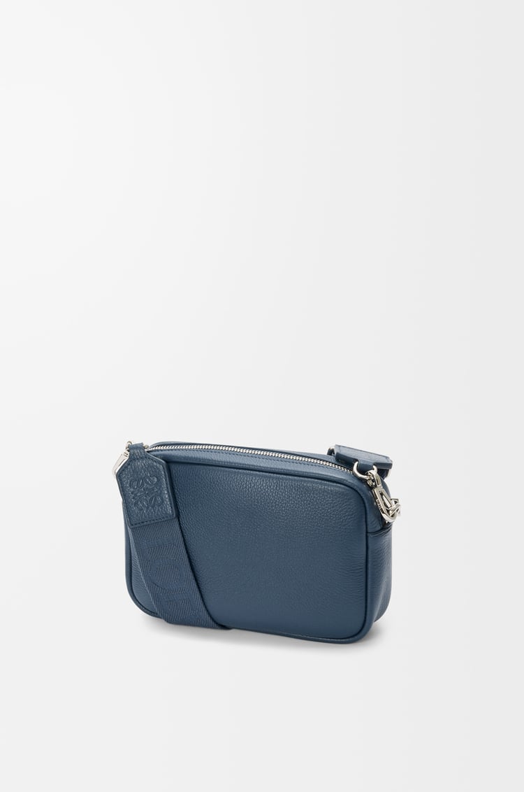 LOEWE ペブル メッセンジャーバッグ スモール（サプルグレインカーフ） インディゴダイ
