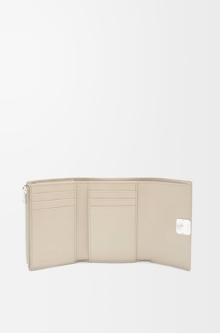LOEWE Cartera vertical pequeña Anagram en piel de ternera Gris Claro