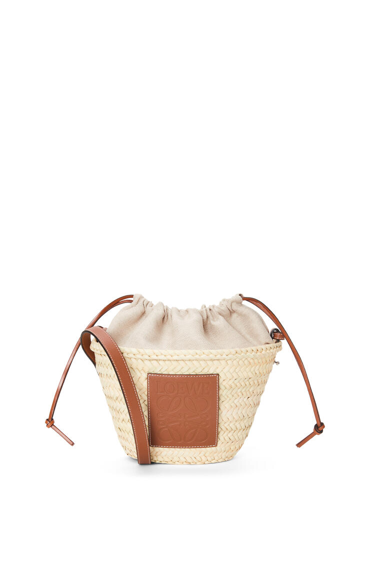 LOEWE Drawstring bucket bag in palm leaf and calfskin Natural/Tan