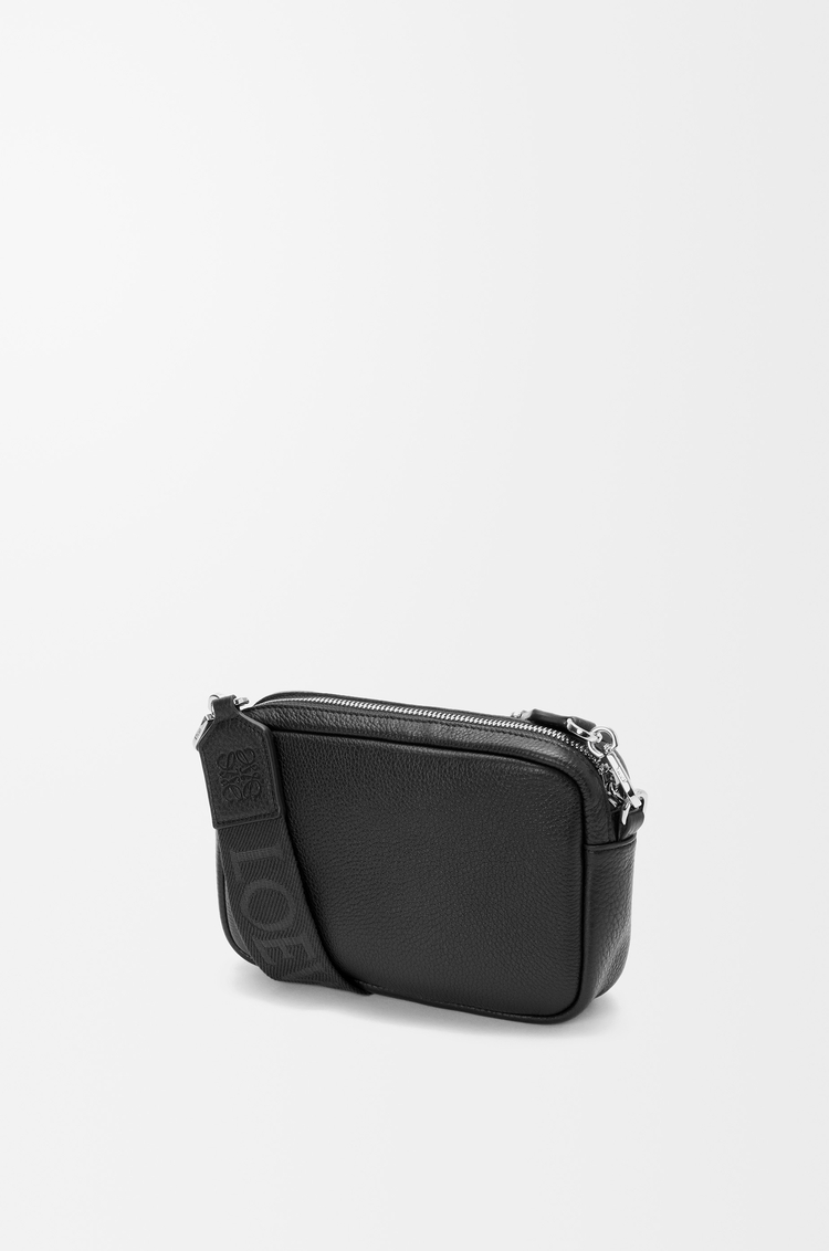 LOEWE Bolso Pebble messenger pequeño en piel de ternera graneada flexible Negro