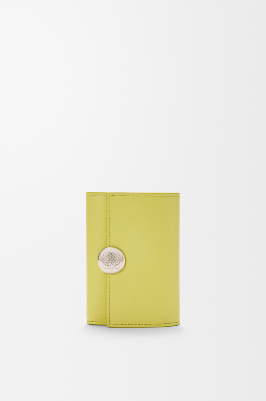 Pebble small vertical wallet in shiny nappa calfskin