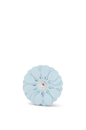 LOEWE Flor en piel de ternera con tachuelas Azul Cristal plp_rd