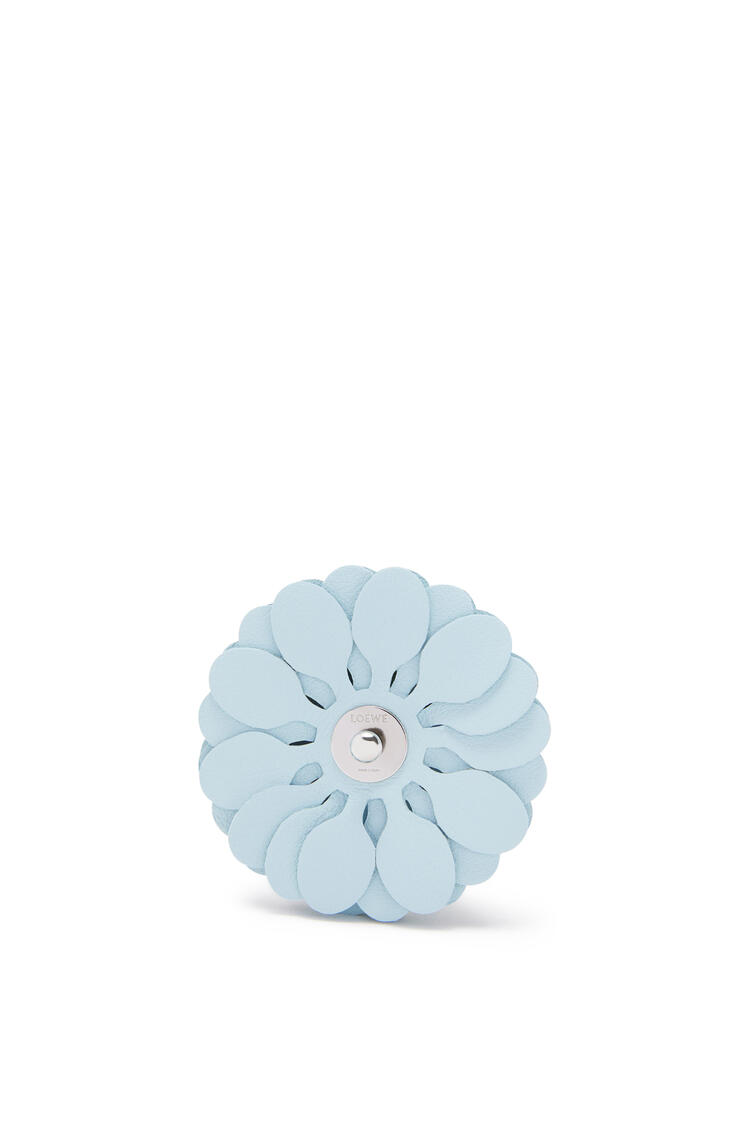 LOEWE Flor en piel de ternera con tachuelas Azul Cristal pdp_rd