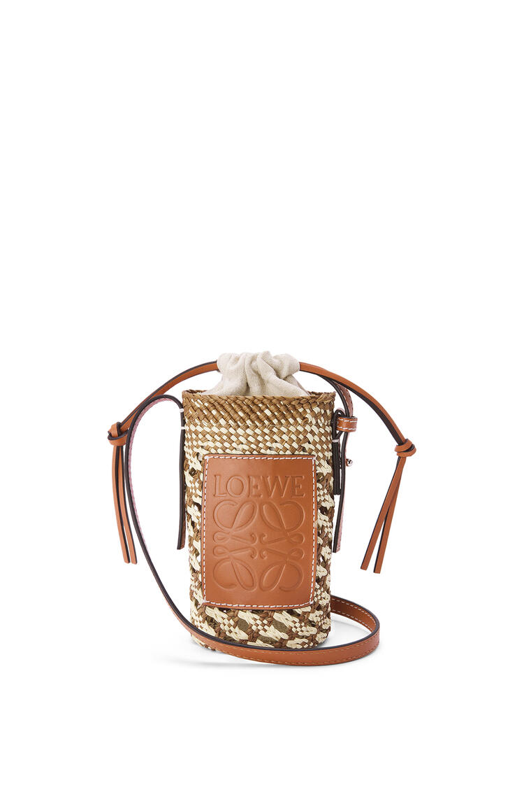 LOEWE Cylinder Pocket in iraca palm and calfskin Natural/Tan pdp_rd