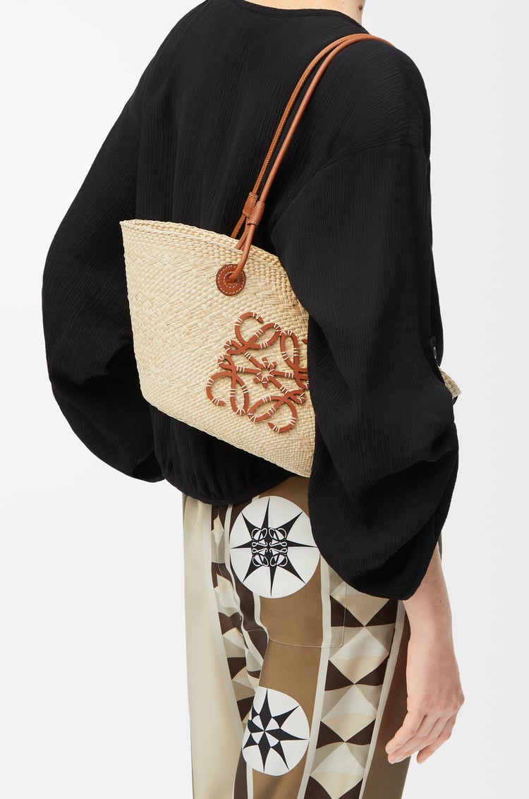 LOEWE Small Anagram Basket bag in iraca palm and calfskin Natural/Tan