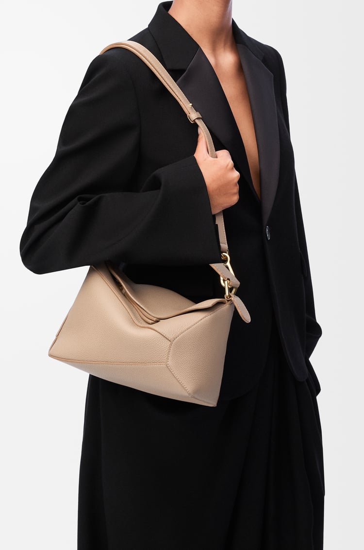 LOEWE Bolso Puzzle pequeño en piel de ternera Arena