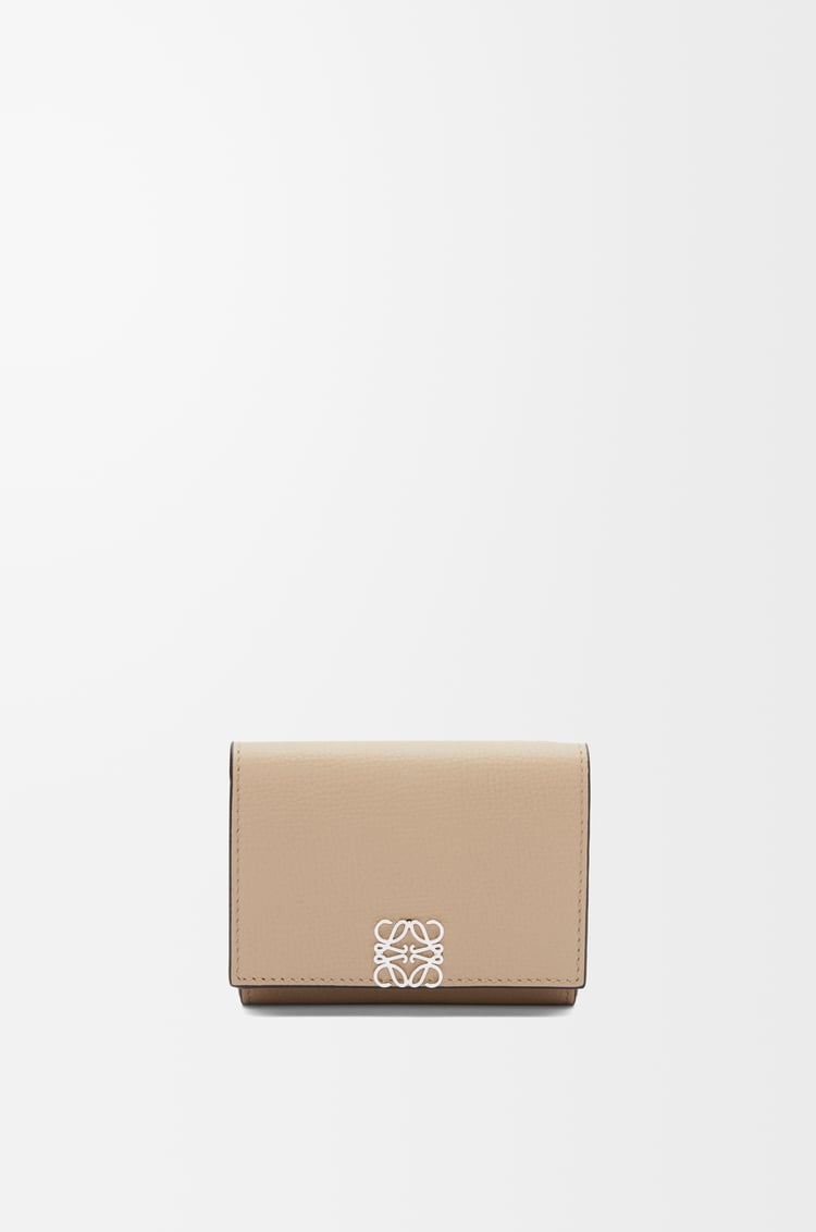 LOEWE アナグラム トライフォールド ウォレット（ペブルグレインカーフ） サンド