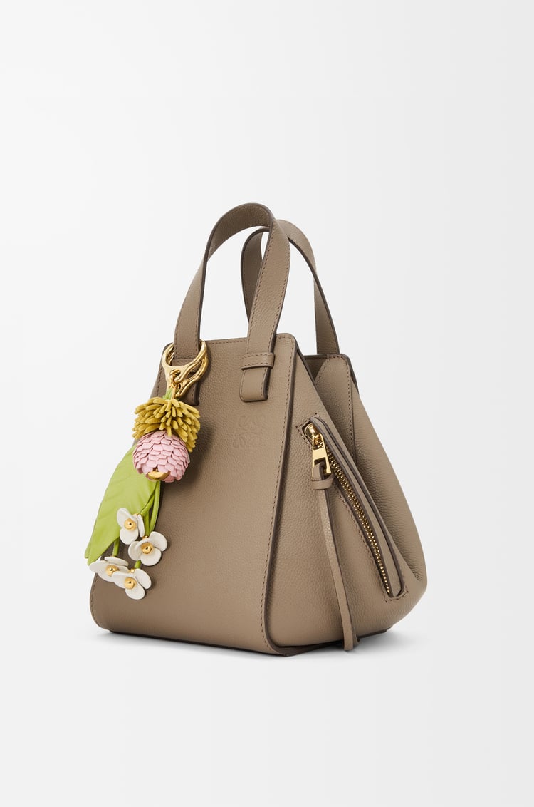 LOEWE Ciondolo a forma di fiore di fragola in pelle di vitello classica Verde/Bianco