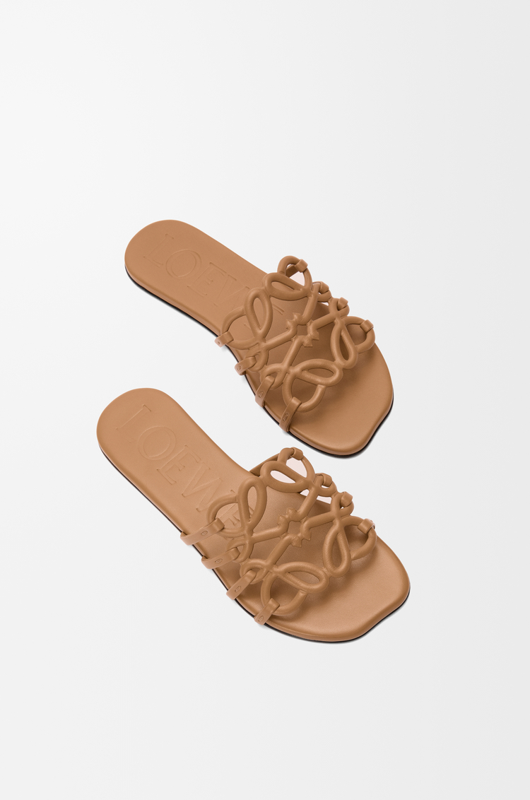 LOEWE Sandalia Petal Anagram en piel de ternera Camel