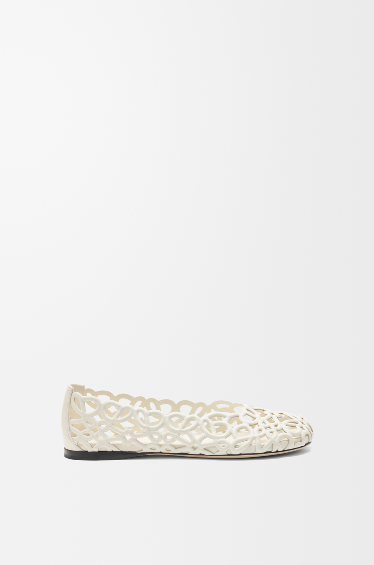 LOEWE Bailarina Petal Anagram en piel de cordero Blanco