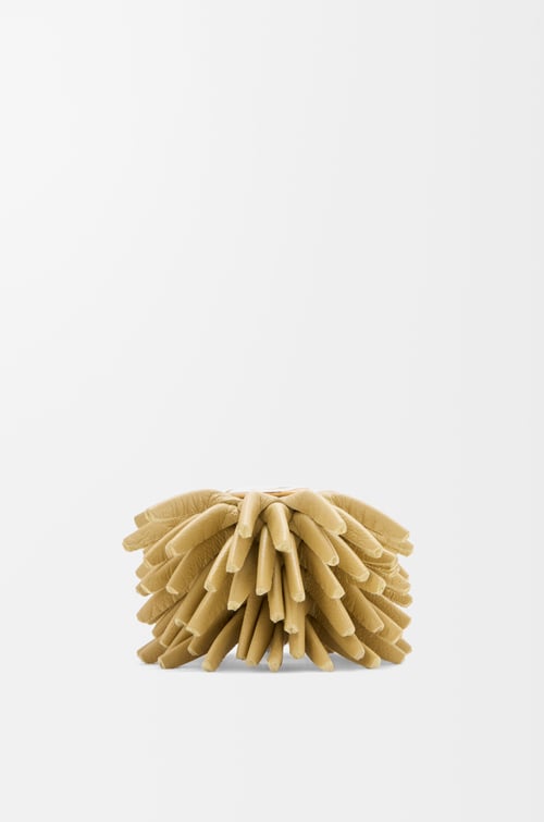 LOEWE 经典牛皮革花卉骰子 淡黄色