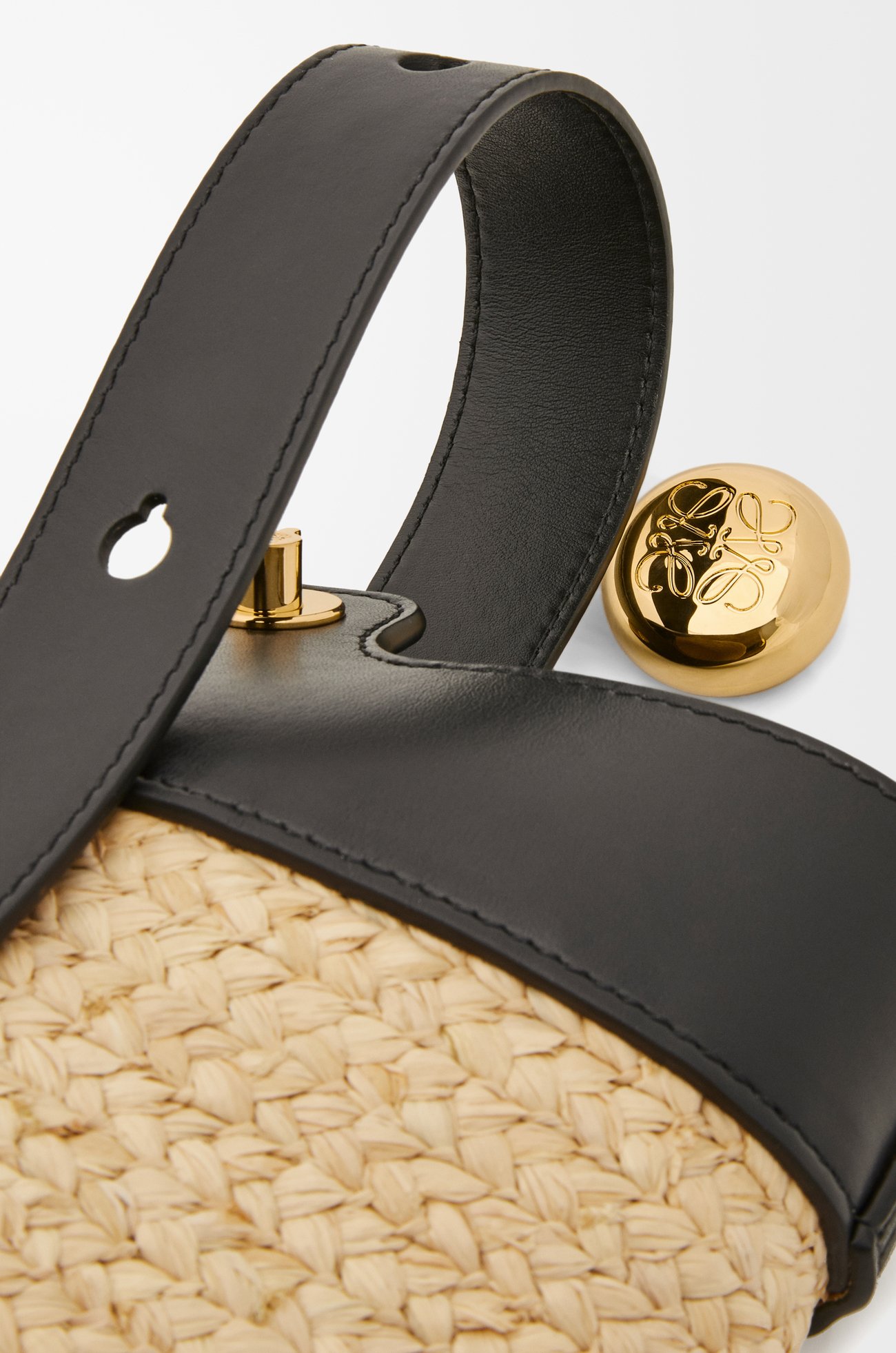 LOEWE Mini Pebble bucket in raffia and calfskin Natural/Black