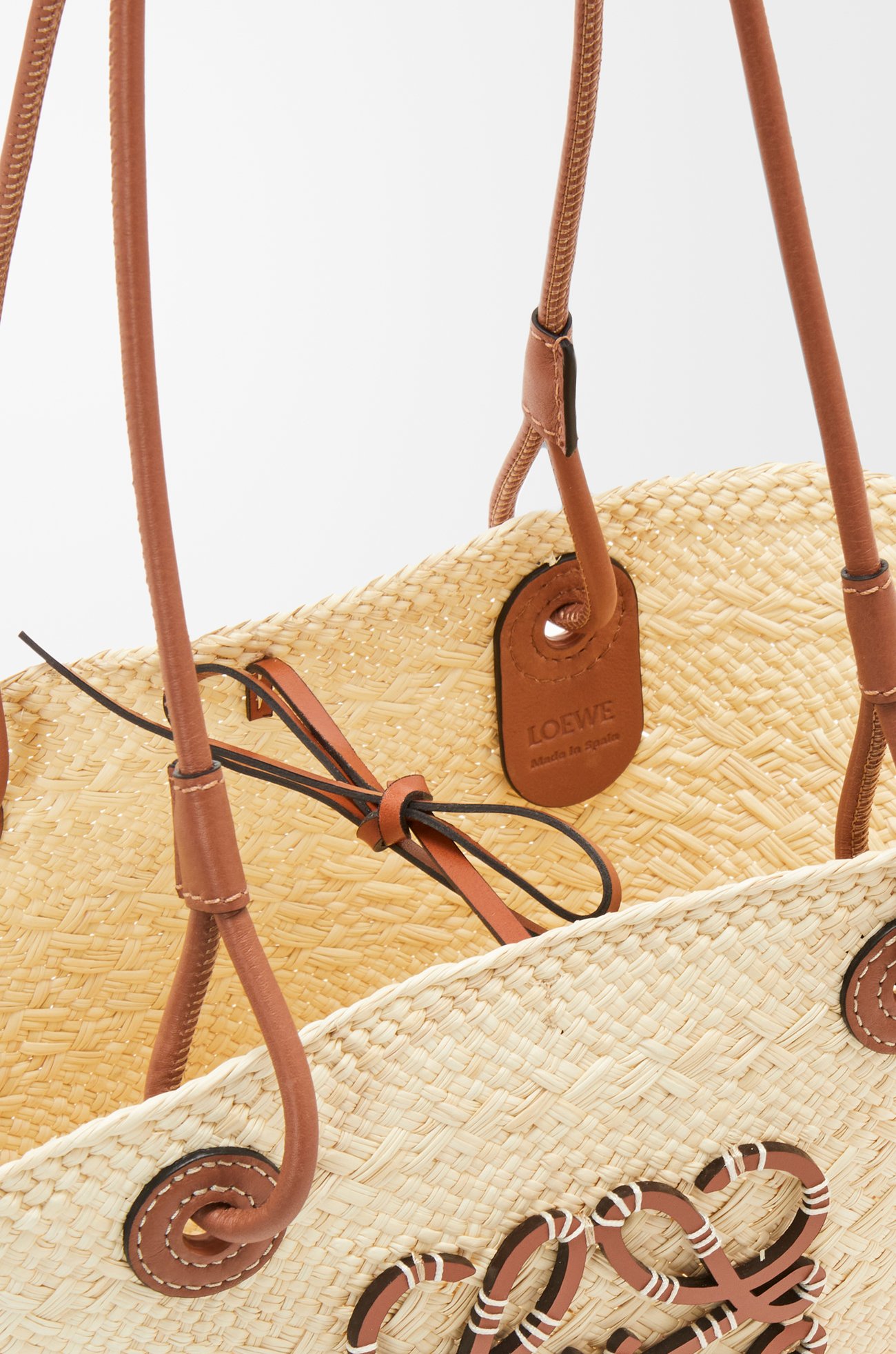 LOEWE Bolso capazo Anagram mediano en palma de iraca y piel de ternera Natural/Bronceado
