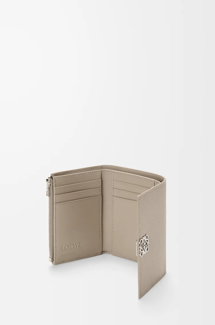 LOEWE 小型鵝卵石紋小牛皮 Anagram 直式錢包 黏土色