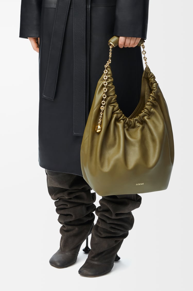 LOEWE Bolso Squeeze mediano en piel napa de cordero Oliva