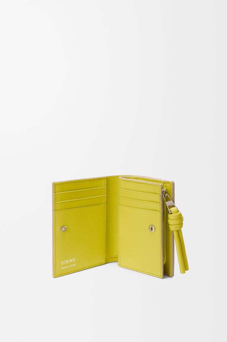 LOEWE Cartera compacta Knot en piel napa de ternera brillante Beige/Limón