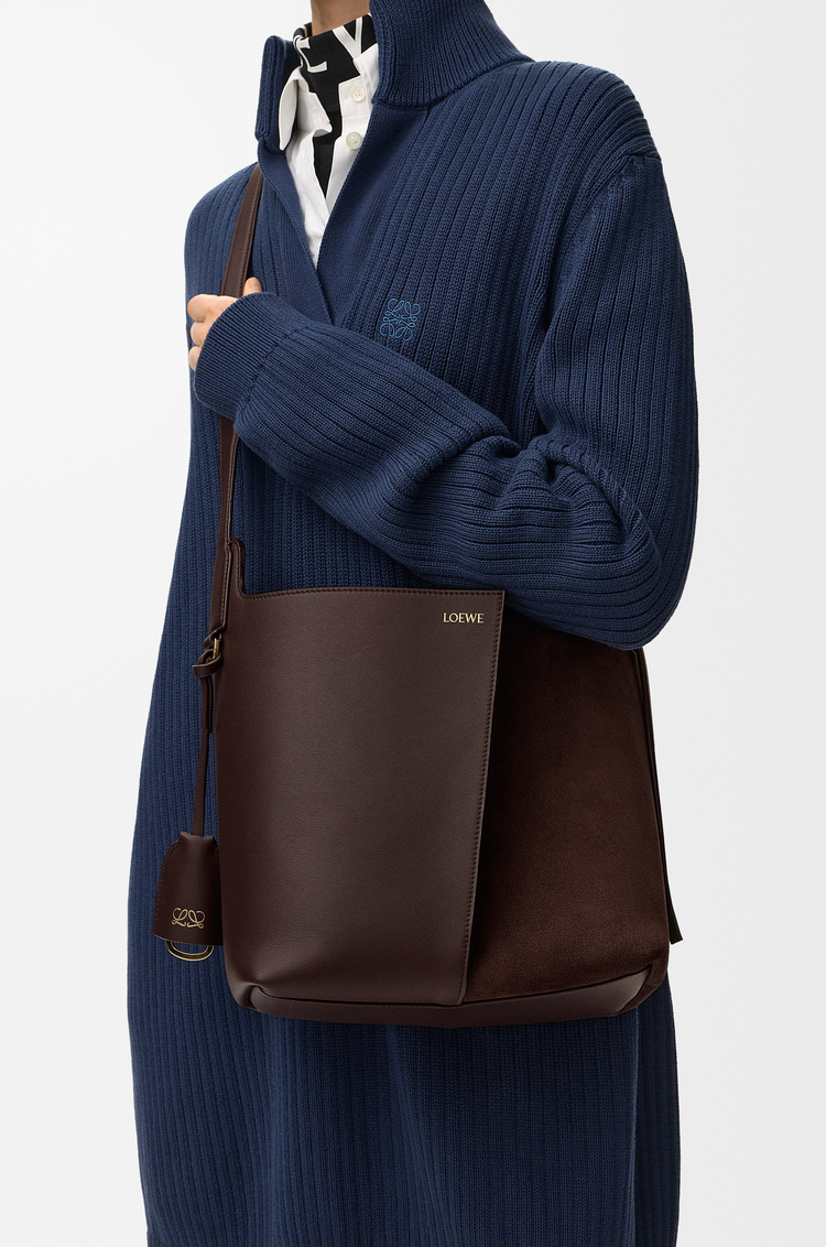 LOEWE Bolso Bilbao bucket mediano de ante y piel de ternera suave Castaña Oscura