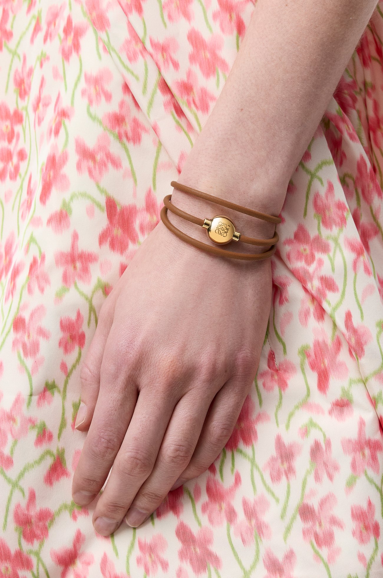 LOEWE Pulsera Pebble en piel de ternera Desierto Cálido/Dorado